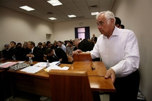 US millionaire financier Morris Talansky (R) takes his place on the stand in the court in Jerusalem./AFP